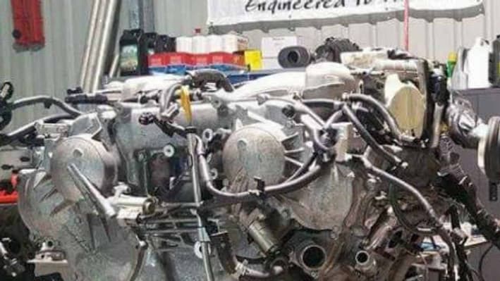 La différence de taille entre le quatre cylindres et le V6 a posé quelques petits soucis techniques aux Australiens. La différence de taille entre le quatre cylindres et le V6 a posé quelques petits soucis techniques aux Australiens.