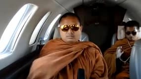 L'un des moines bouddhistes, à bord du jet privé.