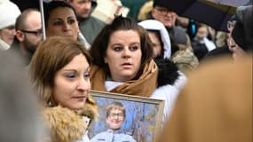 La mère de Lucas (au centre) participe à une marche blanche à Epinal (Vosges), le 5 février 2023