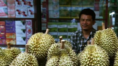 Un vendeur de fruits prépare un durian, à Bangkok le 1er juin 2018