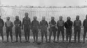 Soldats britaniques jouant au football avec des masques contre le gaz, quelque part en France, Première Guerre Mondiale (1914-1918).