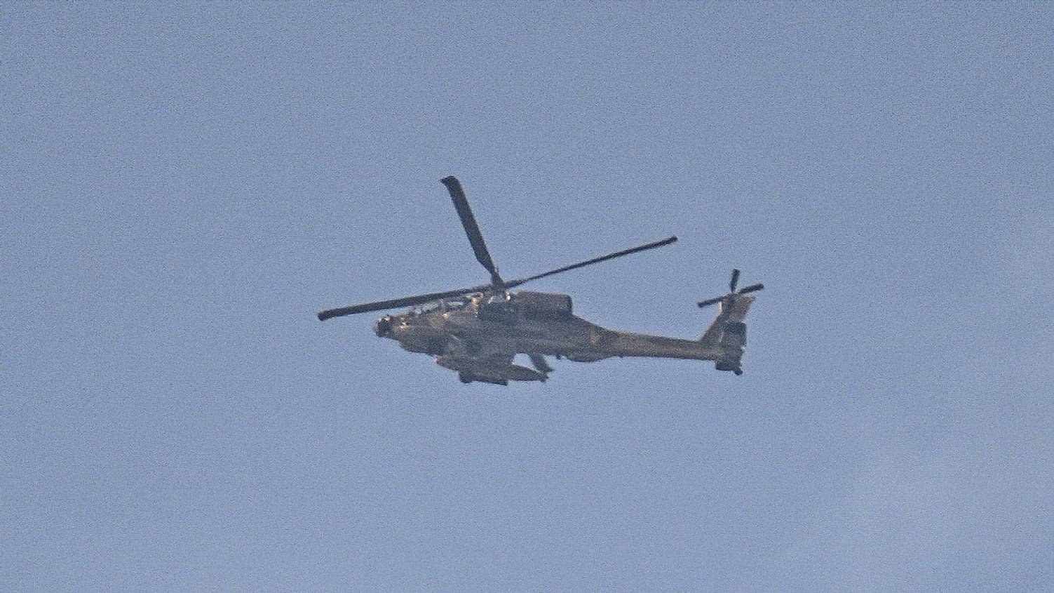 Un hélicoptère israélien AH-65 Apache vole au-dessus d'Ashkelon, en Israël, près de Gaza, le 28 octobre 2023