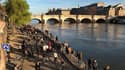 Des Parisiens sur les quais de la Seine le 14 mars 2020 ( photo d'illustration)