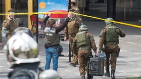 La police chilienne s'active sur les lieux du drame, à Santiago du Chili.