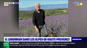 Alpes-de-Haute-Provence: le chanteur Gérard Lenorman en balade dans les champs de lavande 