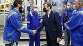 Le président français Emmanuel Macron (c) pendant sa visite de l'entreprise Genvia à Béziers, le 16 novembre 2021