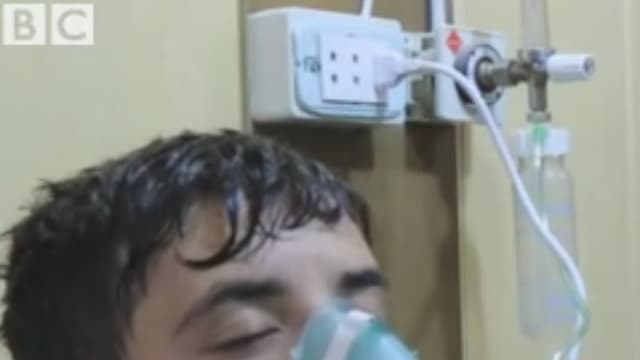 Deux hommes dans un hôpital d'Alep après une attaque chimique.