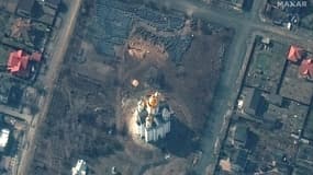 Image satellite distribuée par Maxar Technologies, montrant une possible fosse commune près de l'église Saint-André à Bucha, en Ukraine, le 31 mars 2022