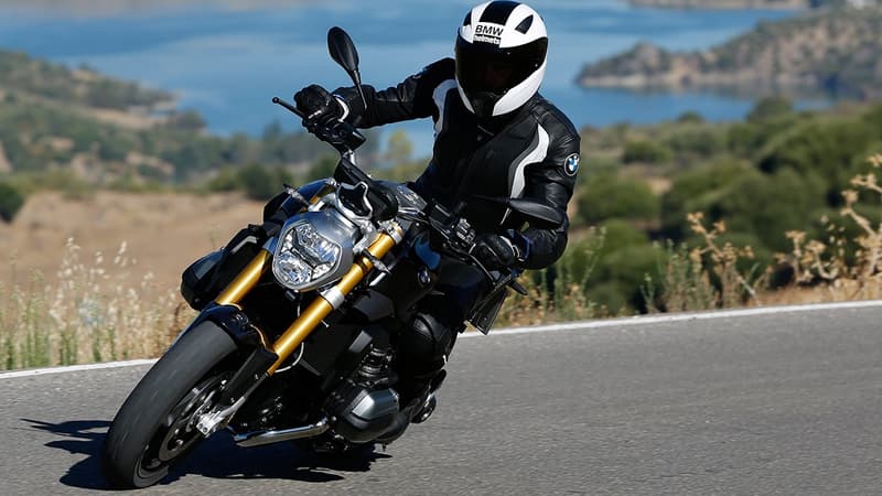 Pour la BMW Motorrad, une formation de pilotage post-permis devrait être obligatoire. Avec l'association Centaure, elle a décidé d'en offrir aux moins de 35 ans qui ne peuvent s'en payer une