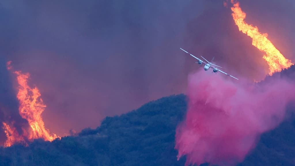 Un avion de lutte contre les incendies largue du Phos-Chek le 7 janvier 2025 à Pacific Palisades, en Californie.