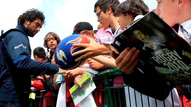 Yoann Huget avec les supporters pendant la prÃ©paration de l'Ã©quipe de France