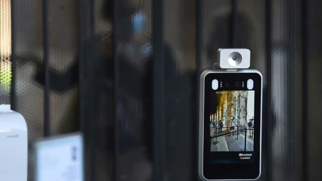 Un système de reconnaissance faciale et de contrôle de la température à l'entrée du Colisée, le 1er juin 2020 à Rome