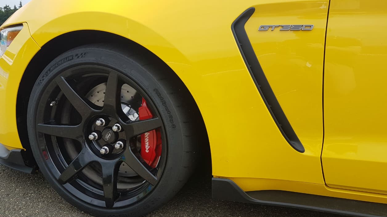 Des étriers de frein rouge et des éléments renforçant l'aérodynamisme viennent souligner le caractère sportif de cette Shelby.
