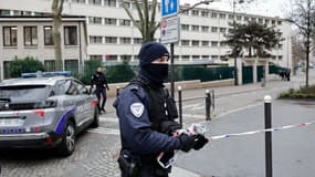 Des policiers se tiennent devant le lycée Rodin, dans le 13e arrondissement de Paris, après la mort d'un adolescent lors d'une bagarre entre bandes rivales, le 17 décembre 2024.