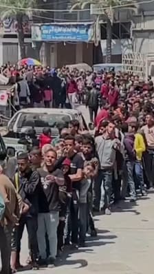 Gaza: des habitants font la queue, parfois pendant des heures, devant cette boulangerie qui vient de rouvrir  