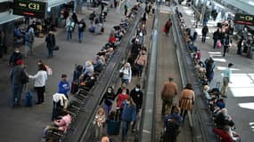 Des passagers à l'aéroport de Denver, dans le Colorado, le 30 novembre 2021