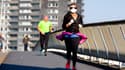 Une joggeuse avec un masque le 5 avril 2020 à Rotterdam (Pays-Bas)