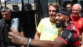Jair Bolsonaro pose avec le joueur de Flamengo Rodinei