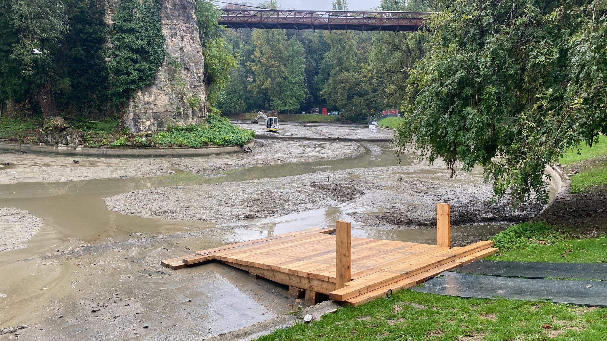 Le lac des Buttes-Chaumont vidé pour des travaux de rénovation, le 12 octobre 2023. Le lac des Buttes-Chaumont vidé pour des travaux de rénovation, le 12 octobre 2023.