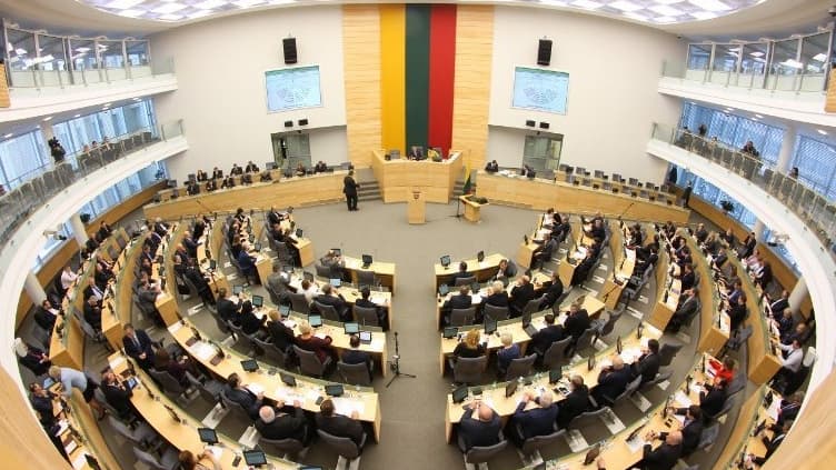 Quatre-vingt-dix députés sur 141 ont voté pour l'adoption de la loi.