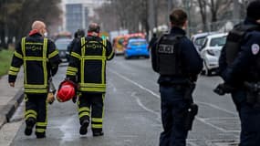 Des policiers et des sapeurs-pompiers à Vaulx-en-Velin le 16 décembre après l'incendie d'un immeuble
