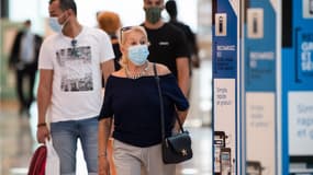 Des passants portent un masque dans un centre commercial de Marseille (Illustration)