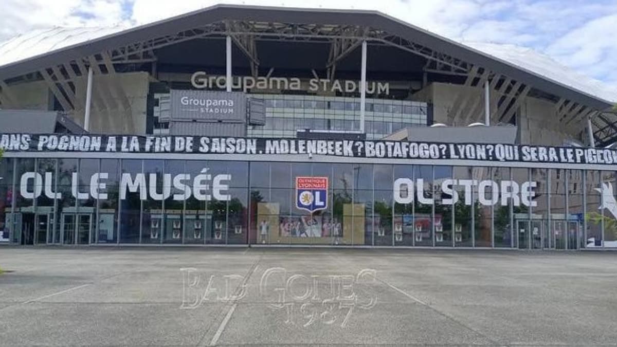 Une banderole des supporters lyonnais sur la façade du Groupama Stadium Une banderole des supporters lyonnais sur la façade du Groupama Stadium