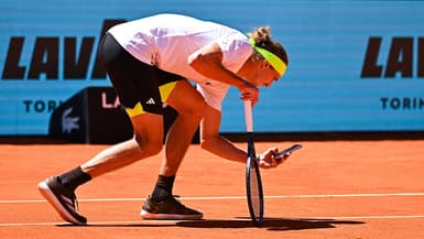 Alexander Zverev s'empare de son téléphone pour immortaliser une mauvaise décision, le 27 avril 2025