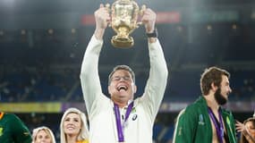 Rassie Erasmus avec la coupe Webb Ellis