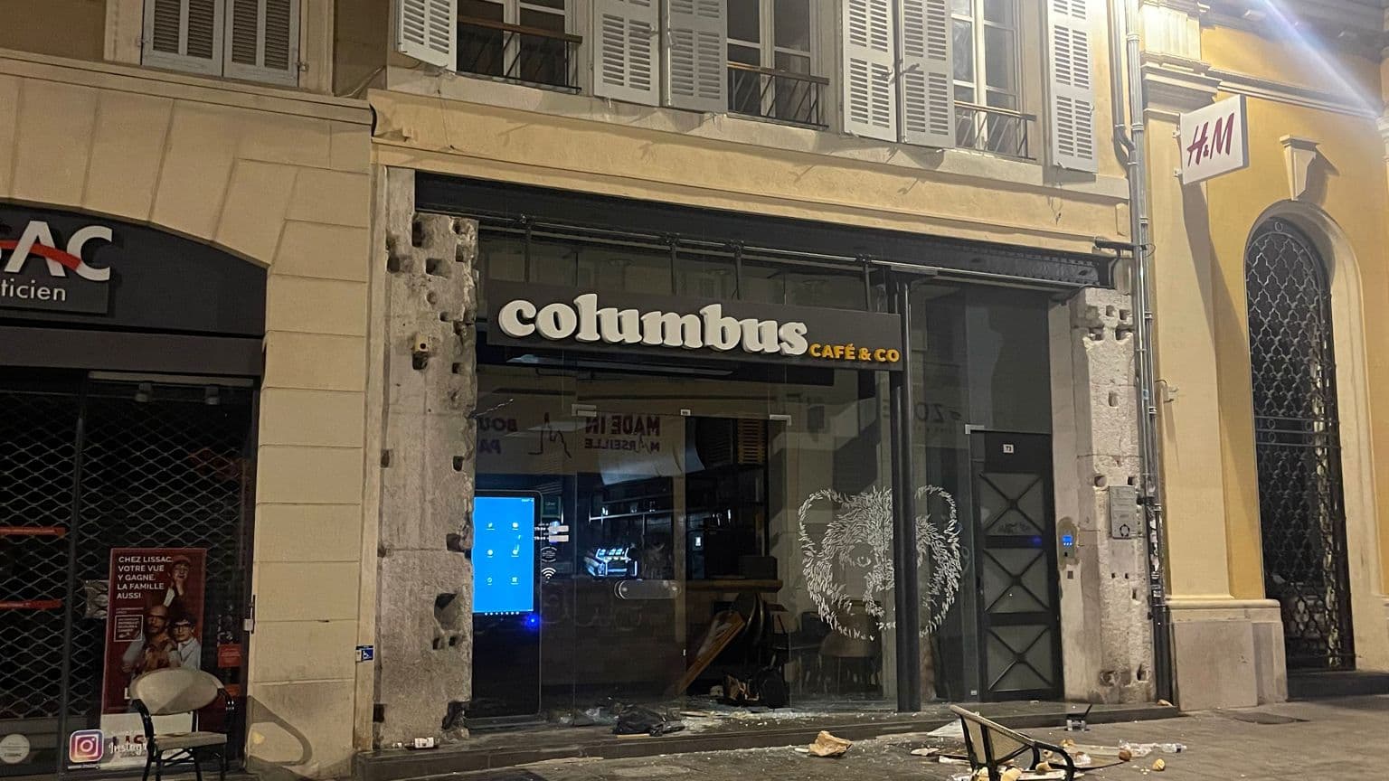 Des magasins ont été vandalisés ce jeudi soir à Marseille en marge d'une manifestation de soutien à Nahel. Des magasins ont été vandalisés ce jeudi soir à Marseille en marge d'une manifestation de soutien à Nahel.