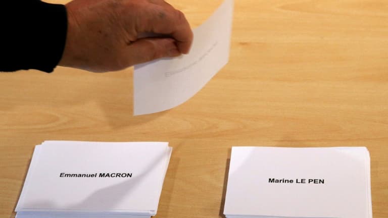 Les bulletins des deux candidats à la présidentielle Emmanuel Macron et Marine Le Pen. (Photo d'illustration)