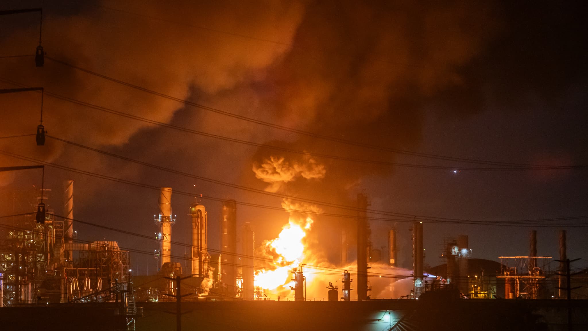 LES IMAGES IMPRESSIONNANTES DE L'EXPLOSION ET DE L'INCENDIE D'UNE RAFFINERIE EN CALIFORNIE