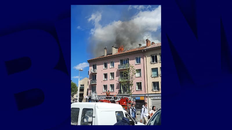 Un incendie s'est déclaré sous les toits dans un immeuble du centre-ville de Digne-les-Bains.