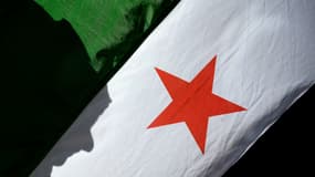 Le drapeau de la coalition nationale syrienne dans une manifestation en Italie, le 13 avril 2013