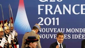 Nicolas Sarkozy à Cannes où doit s'ouvrir un sommet du G20. La France et l'Allemagne ont sommé mercredi la Grèce de dire d'ici la mi-décembre si elle entend rester ou non dans la zone euro à l'occasion du référendum envisagé sur le plan de sauvetage finan