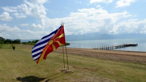 L'accord sur le nom de la Macédoine a été signé le 17 juin 2018, sur les bords du lac Prespa, à la frontière entre la Grèce et la Macédoine