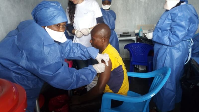 Un reçoit sa première injection du vaccin contre le virus Ebola, en RDC le 14 novembre 2019.