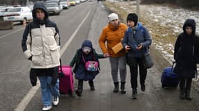 Des réfugiés ukrainiens franchissent la frontière pour entrer en Pologne entre les villes de Medyka et Shehyni le 28 février