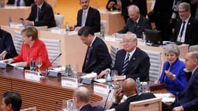 La chancelière allemande Angela Merkel, le président chinois Xi Jinping, le président des Etats-Unis Donald Trump, la première ministre britannique Theresa May, le président turc Recep Tayyip Erdogan, le président Sud africain Jacob Zuma et le président russe Vladimir Poutine au début de la première session du G20 à Hambourg (Allemagne) le 07 juillet 2017.
