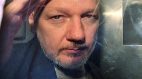 Le fondateur de Wikileaks Julian Assange le 1er mai 2019, depuis le van de la prison qui l'amène au tribunal à Londres.