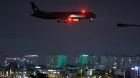 Un avion cargo exploité par la compagnie des Emirats Etihad Airways, transportant des secours médicaux pour les Palestiniens se prépare à atterrir à l’aéroport israélien Ben Gourion près de Tel Aviv le 9 juin 2020