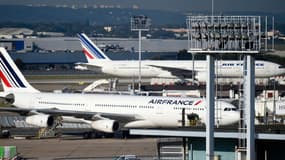 Des avions Air France garés sur le tarmac de l'aéroport d'Orly, près de Paris.
