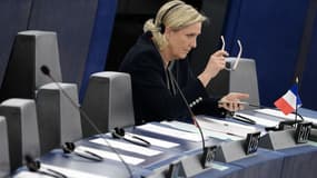 Marine Le Pen, présidente du Front national et députée européenne, assiste à un débat au Parlement européen à Strasbourg, le 26 octobre 2016