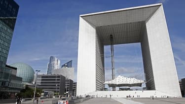 Un militaire a été blessé à la gorge samedi dans le quartier de La Défense, près de Paris, par un homme qui était toujours en fuite peu avant 19h00. Le militaire, dont le pronostic vital n'est pas engagé, était en mission dans le cadre du plan Vigipirate.
