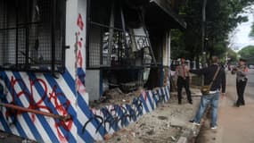 Des policiers inspectent un poste de police qui a été incendié la nuit précédente lors d'une manifestation à Bandung, dans l'ouest de Java, le 30 août 2025.