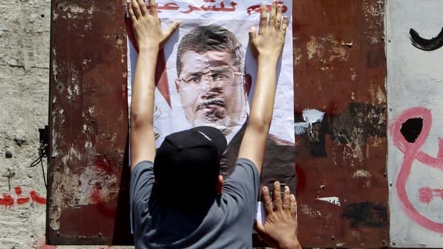 Partisan du président égyptien déchu Mohamed Morsi au Caire. Alors que le gouvernement égyptien menace de recourir à la force pour mettre un terme aux sit-in des partisans des Frères musulmans dans la capitale, ces derniers refusent de céder à la pression