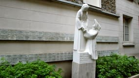 Une statue à l'extérieur de la chapelle Notre-Dame de la Médaille Miraculeuse, à proximité de la Maison des Filles de la Charité, le 11 septembre 2002 à Paris. 