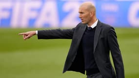 Zinédine Zidane sur le banc du Real Madrid, en 2021.