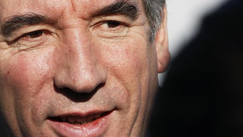 Le dirigeant centriste François Bayrou, qui a officialisé mercredi sa candidature à l'élection présidentielle, réalise une percée dans les intentions de vote pour 2012 avec 13% au premier tour (+6 points) et dispute désormais la troisième place à Marine L