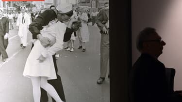"V-J Day in Times Square" est une photographie restée célèbre et prise à New York, le jour de la capitulation du Japon, le 14 août 1945.